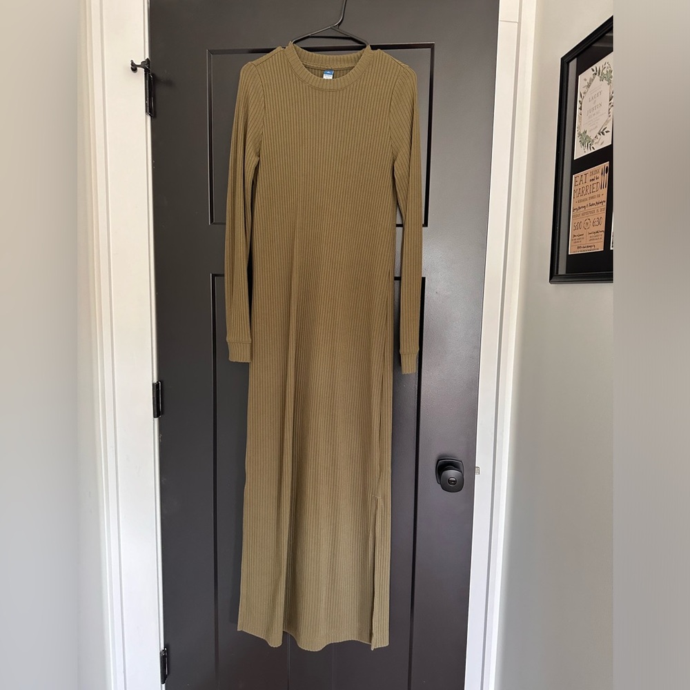 Old Navy, never worn, olive green size Small/Tall. Slim fit.